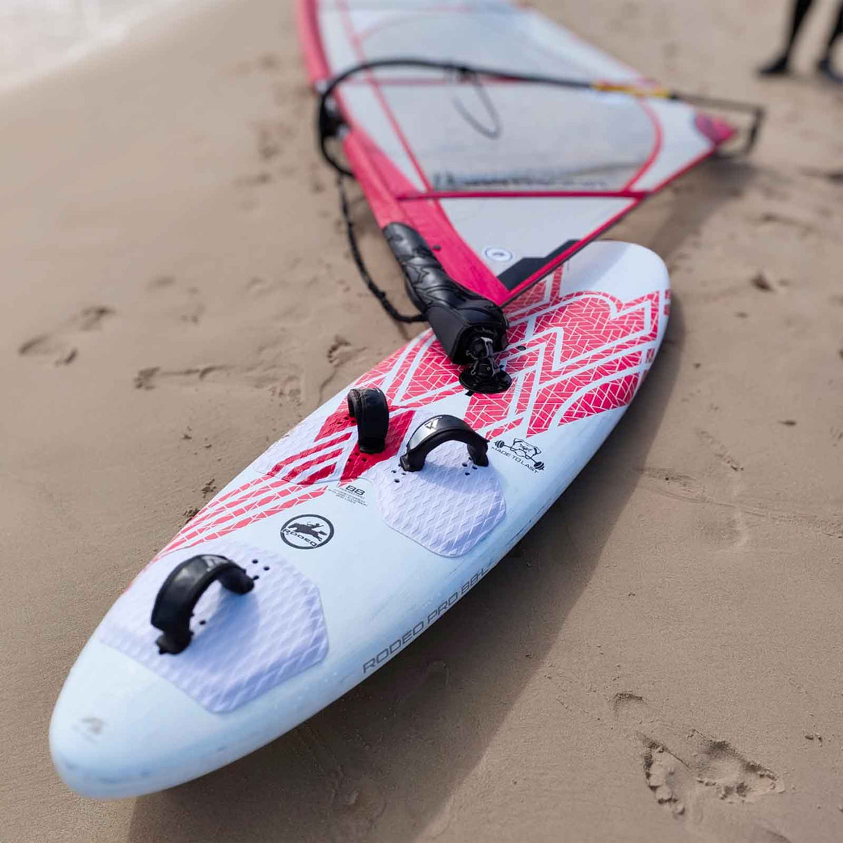 F2 Windsurfboard Rodeo Pro 80-104L Größe wählbar Weiss/Rot 2024/25