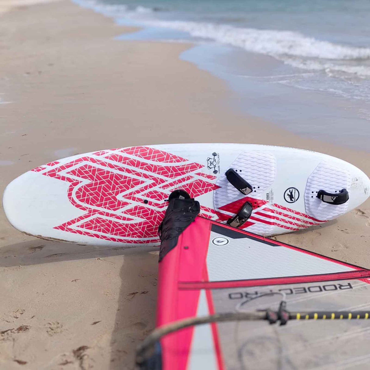 F2 Windsurfboard Rodeo Pro 80-104L Größe wählbar Weiss/Rot 2024/25