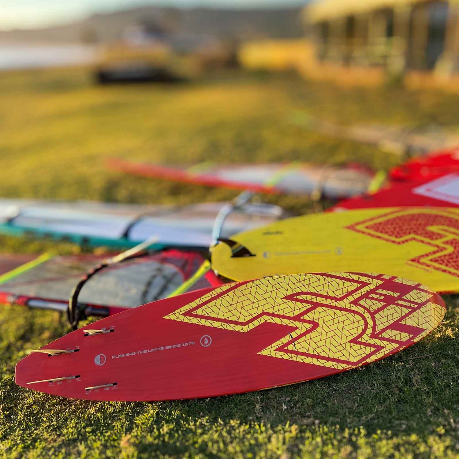 F2 Junior Windsurfboard Barracuda HD Youth 52-66L wählbar Rot/Weiss 2024/25